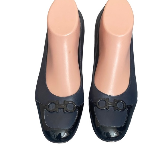 Salvatore Ferragamo Boutique
navy blue leather pumps 1.5 in.
heel. Women's 7.5 B - Picture 4 of 16